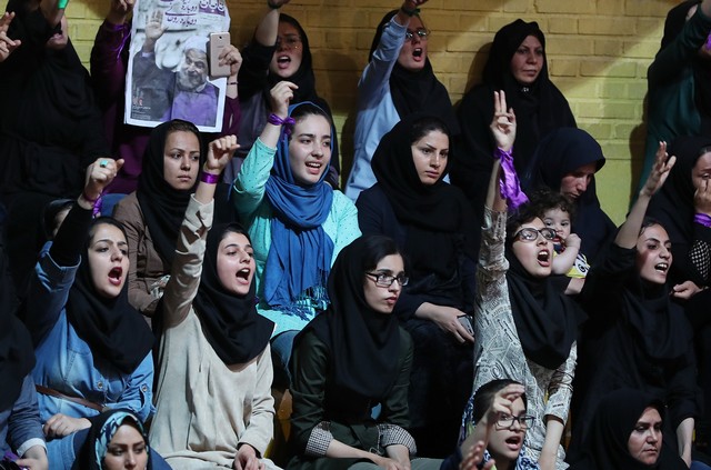 دختران حامی روحانی در قزوین(+عکس)