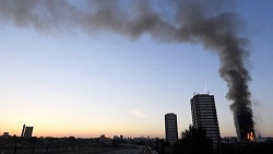 بی‌بی‌سی به نقل از شاهدان: برج مسکونی لندن در حال فرو ریختن است