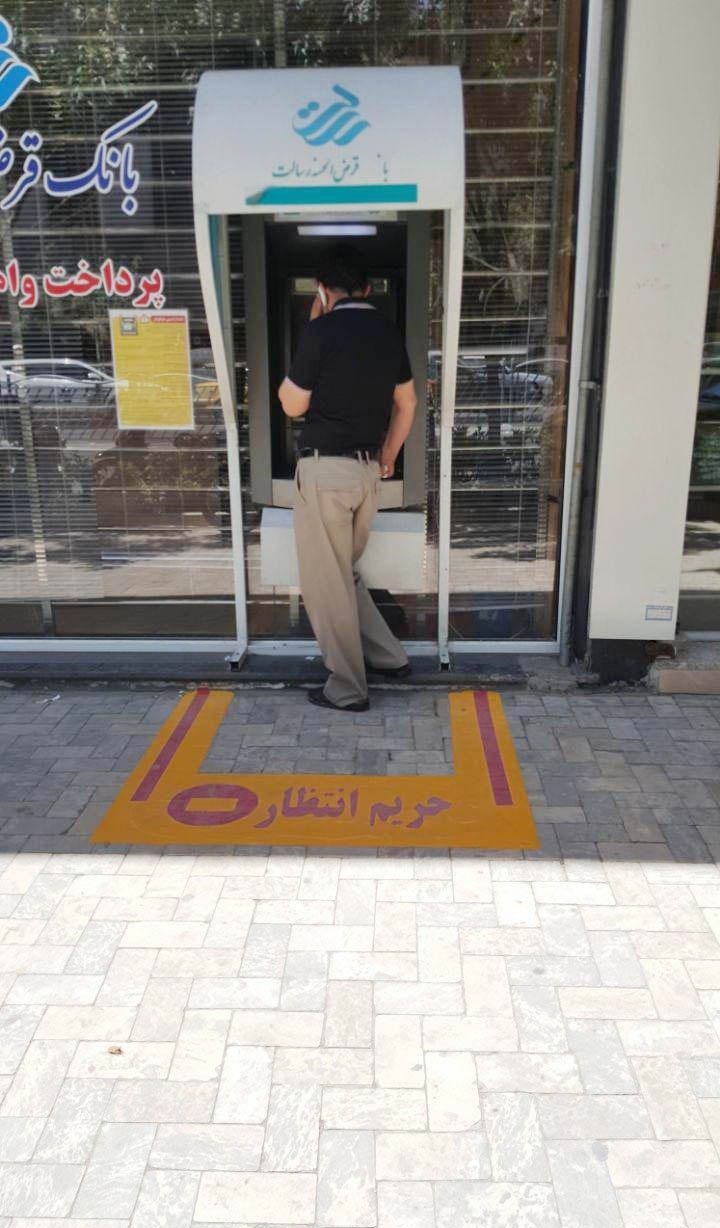 روش جالب مشهدی‌ها برای فرهنگ‌سازی ایستادن در صف (عکس)