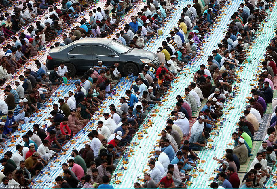 مزاحمت یک خودرو در جشن افطار سومین روز ماه مبارک رمضان در دبی!(عکس)