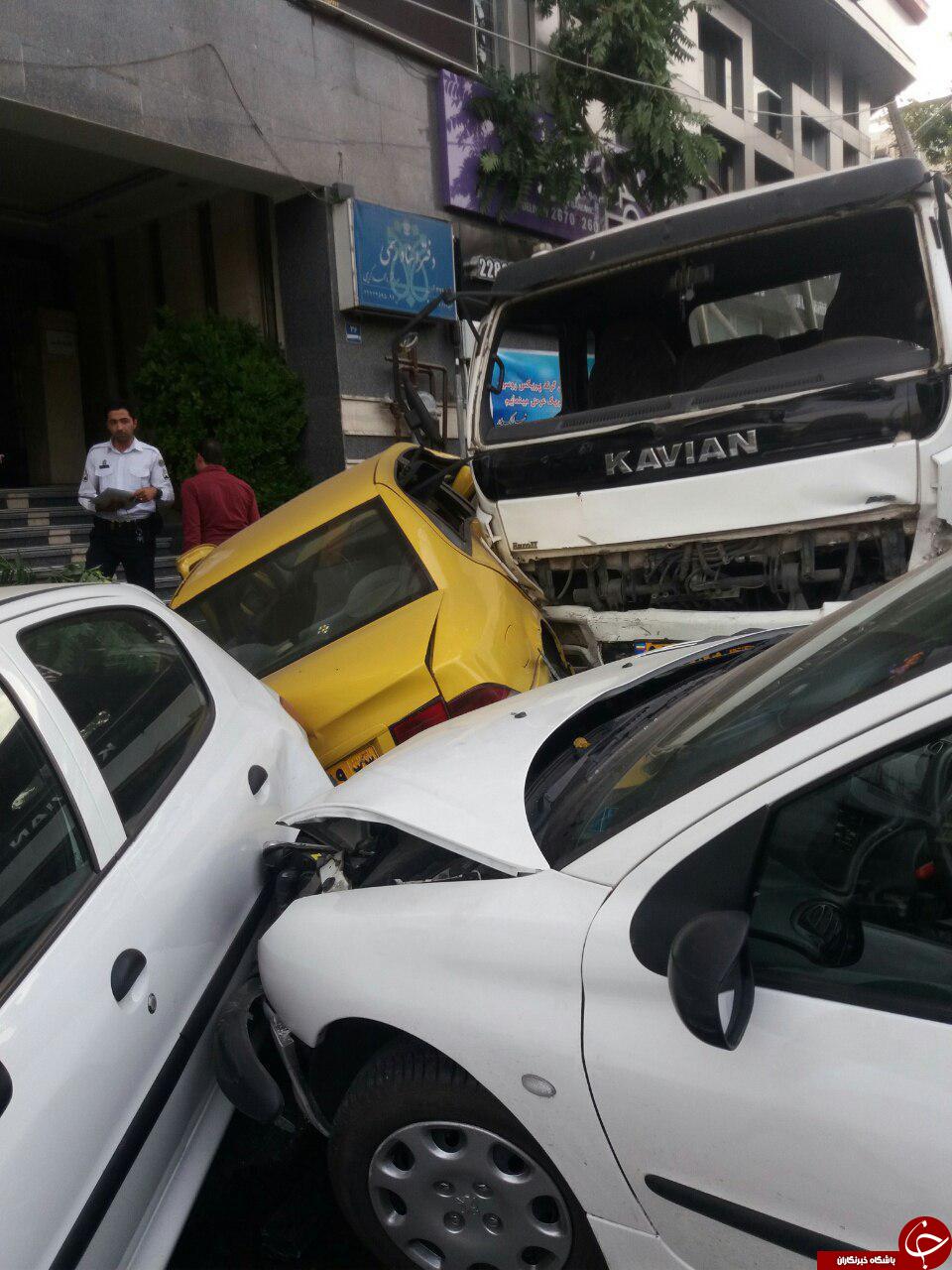 تصادف زنجیره‌ای عجیب 4 خودرو در تهران (+عکس)