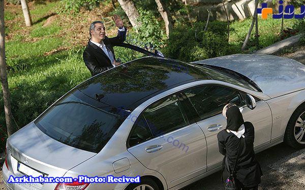 شکار لحظه های مهران مدیری هنگام سوارشدن بر خودروی لوکسش (+عکس)