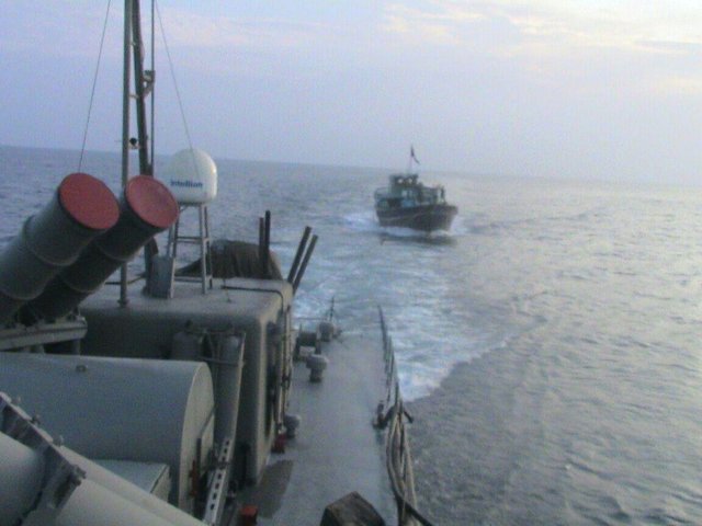 هشدار نیروی دریایی ارتش به ناو آمریکایی/ نجات کشتی ماهیگیری ایرانی