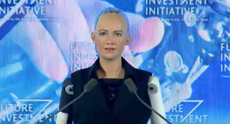 سوفیا؛ نخستین ربات زن تابعیت سعودی گرفت! (عکس)