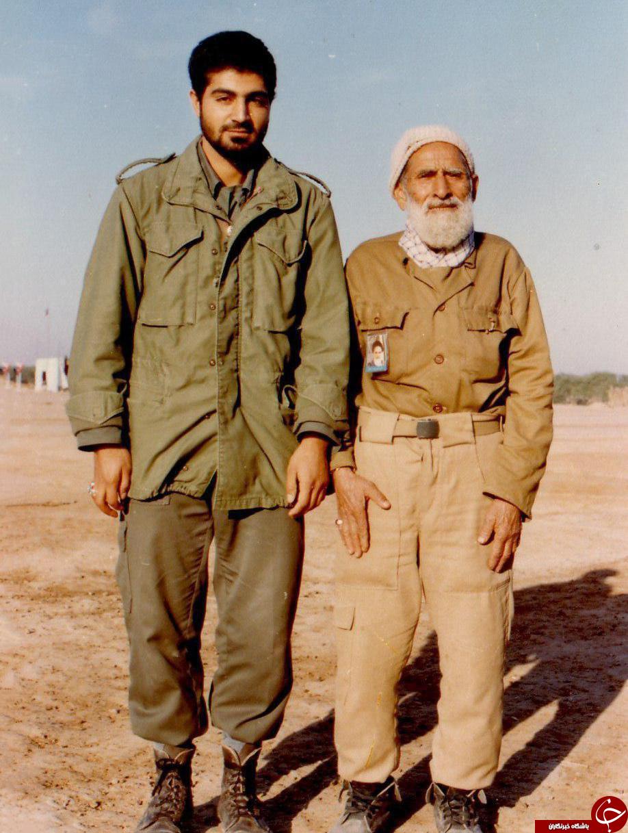 حضور سردار سلیمانی به همراه پدرش در جبهه (+عکس)