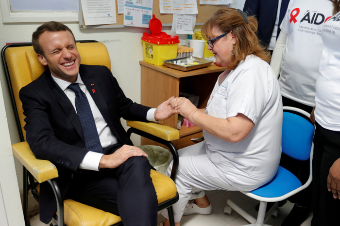 رئیس‌جمهور فرانسه در حال انجام آزمایش ایدز (عکس)