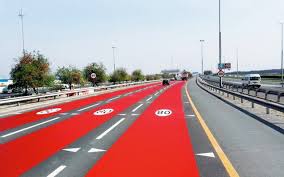 رنگ قرمز آسفالت جاده‌ها در دوبی برای کاهش جرایم مربوط به سرعت