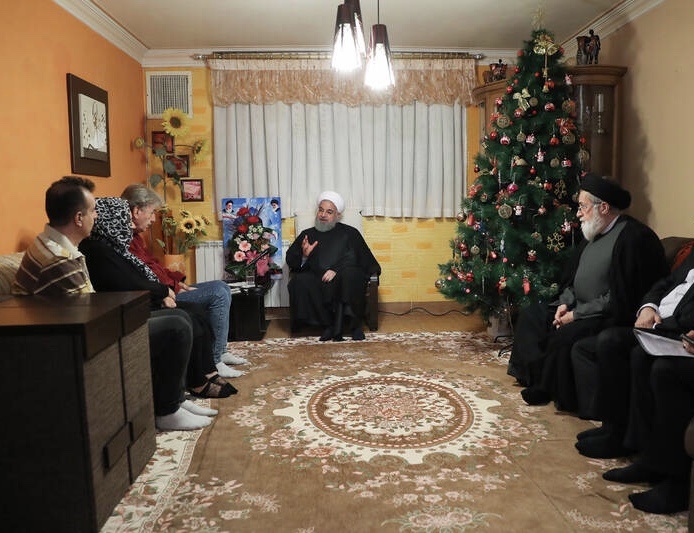 حضور روحانی در منزل یک جانباز مسیحی (+عکس)