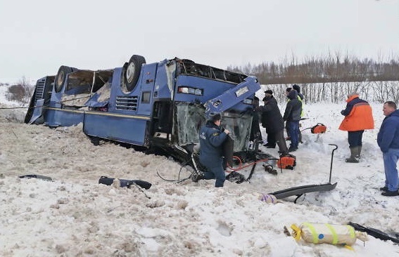 براثر واژگونی اتوبوس چهار نفر کشته شدن (+عکس)