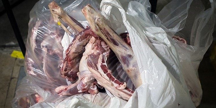 هفت هزار کیلو گوشت گوساله دولتی احتکار شده در ستارخان کشف شد (+عکس)