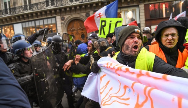 شلیک گاز اشک آور توسط پلیس در پاریس