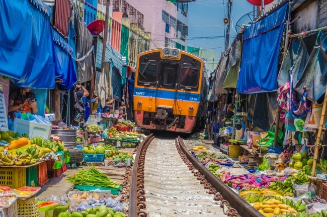 عبور ریل قطار از میان بازار دستفروش‌ها در تایلند (+عکس)
