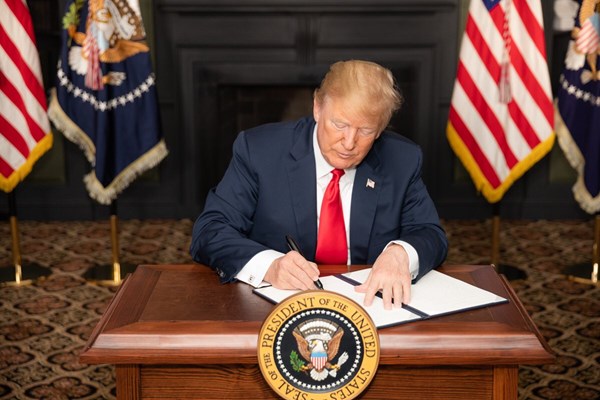 ترامپ فرمان اجرایی بازگشت تحریم‌های ایران را امضاء کرد(عكس)