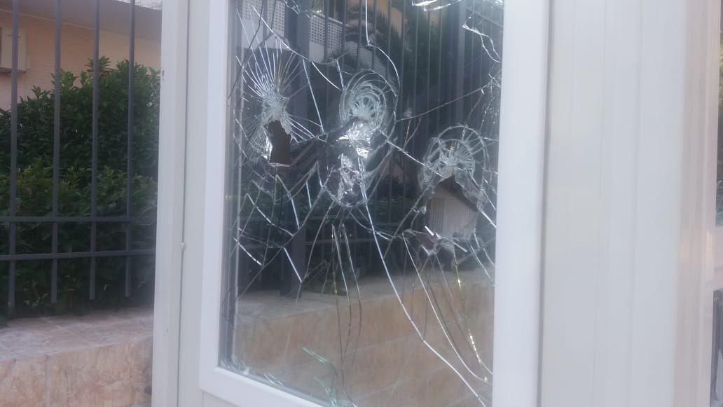حمله به ساختمان سفارت ایران در یونان (+عکس)