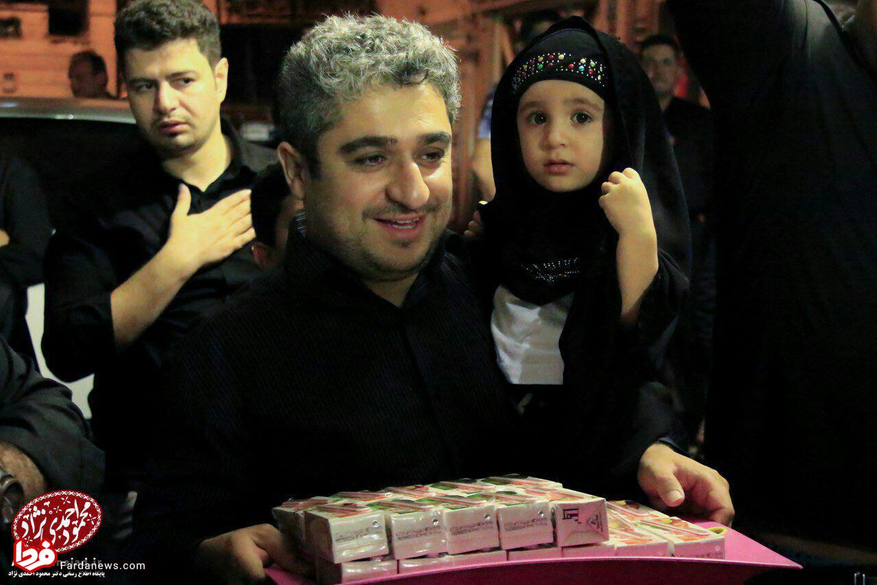 پسر احمدی نژاد در حال پخش کردن نذری (+عکس)