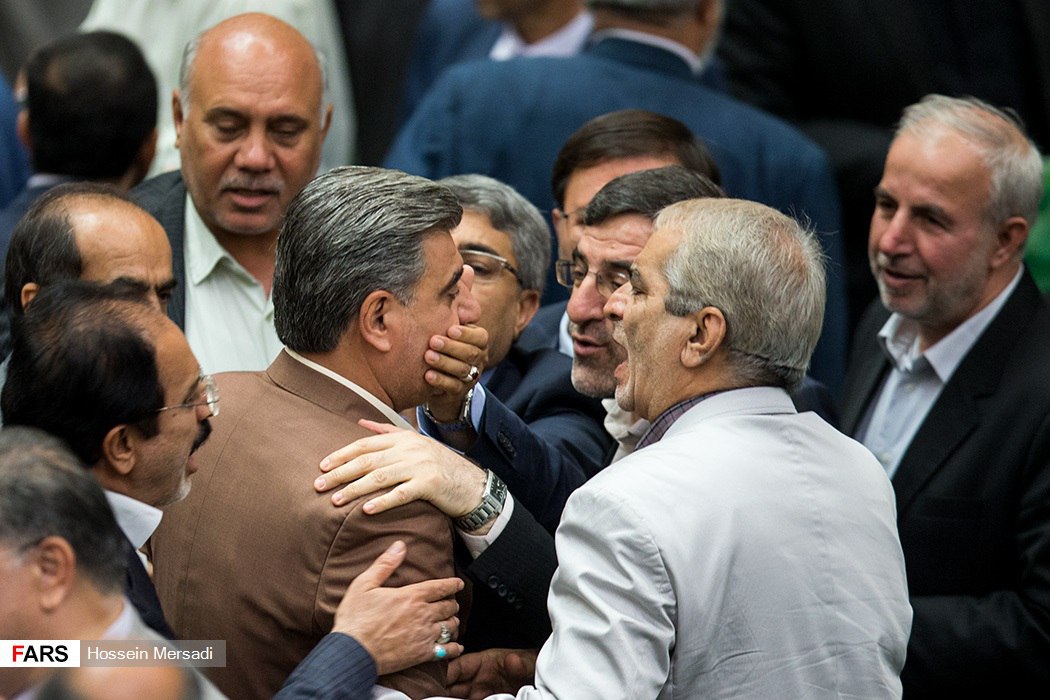 تصویری غیرعادی از درگیری دیروز مجلس (+عکس)