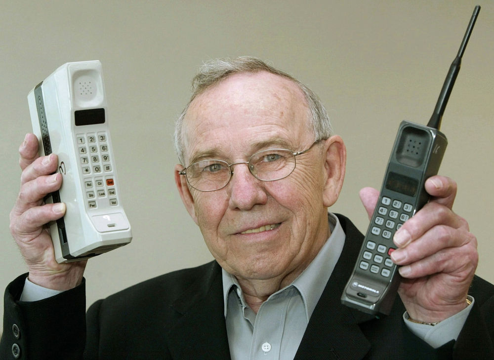 رئیس سابق موتورلا با اولین تلفن همراه (+عکس)