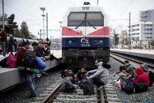تحصن مهاجران روی ریل قطار در شهر آتن یونان (+عکس)