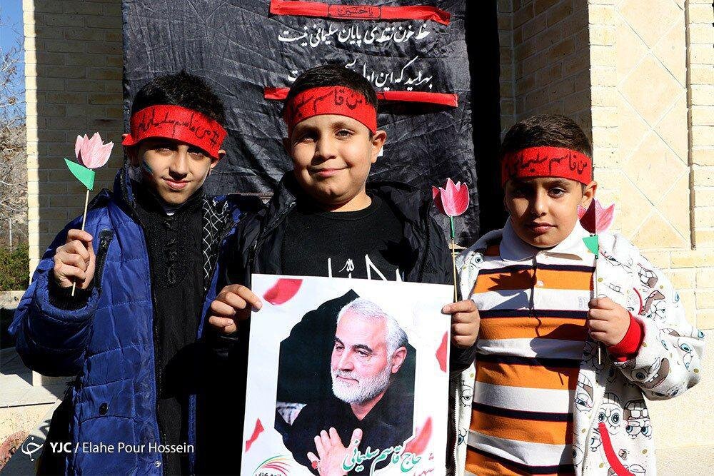 کودکان شیرازی در مراسم بزرگداشت شهید حاج قاسم سلیمانی (+عکس)