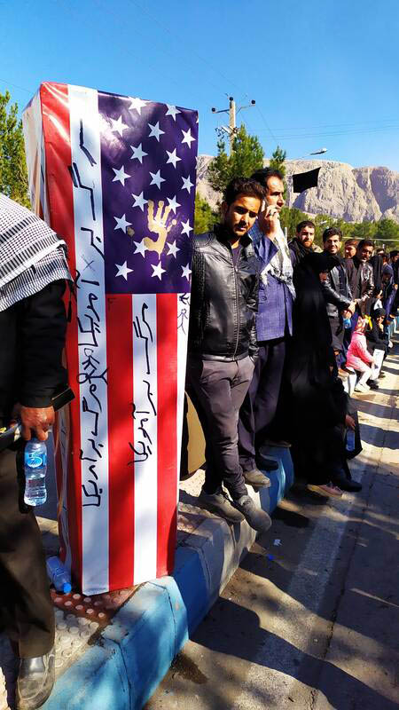 اولین تابوت آمریکایی‌ها در کرمان(+عکس)