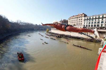 شیرجه از روی پل به داخل رود تیبر در شهر رم ایتالیا (+عکس)