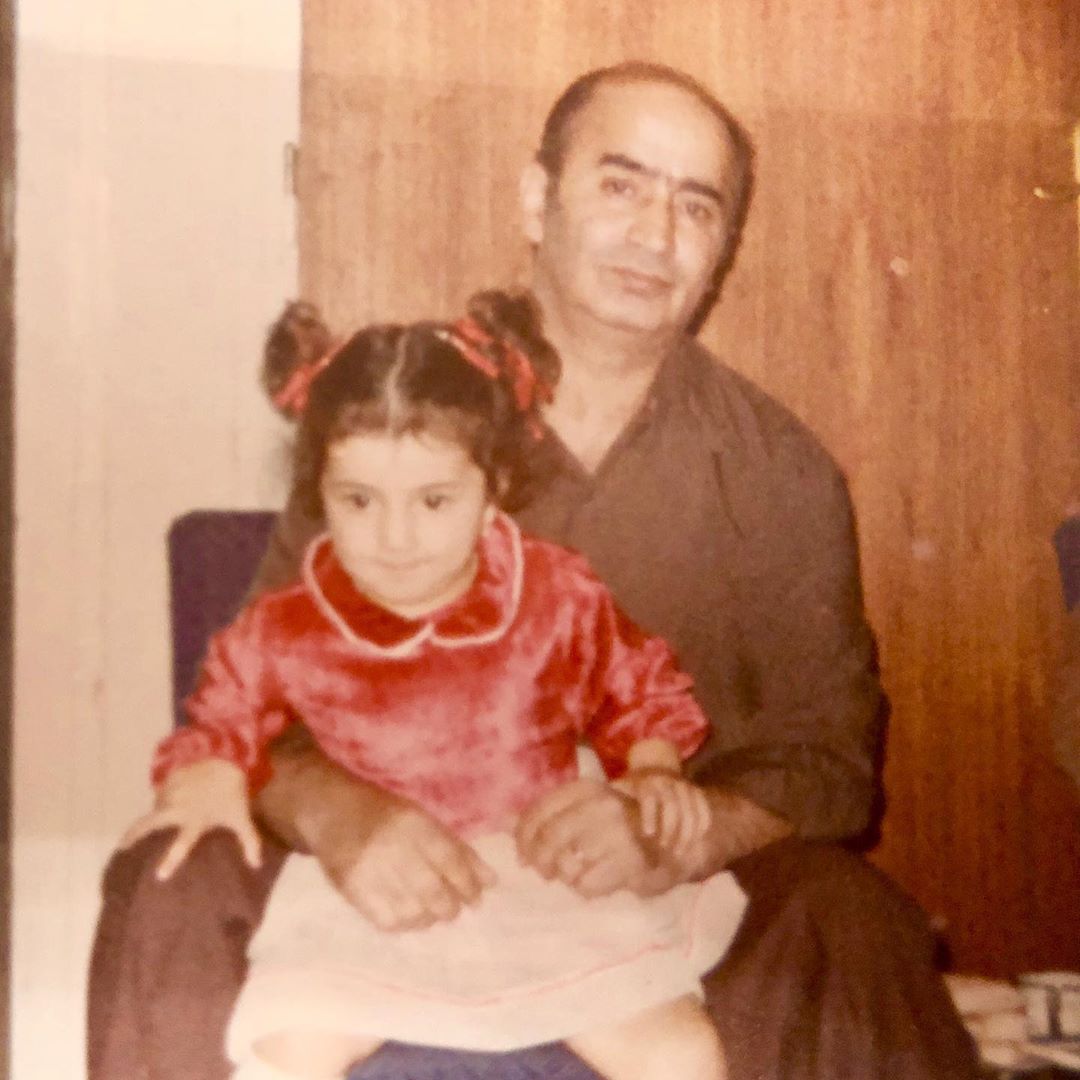 عکس قدیمی شبنم قلی خانی در آغوش پدر