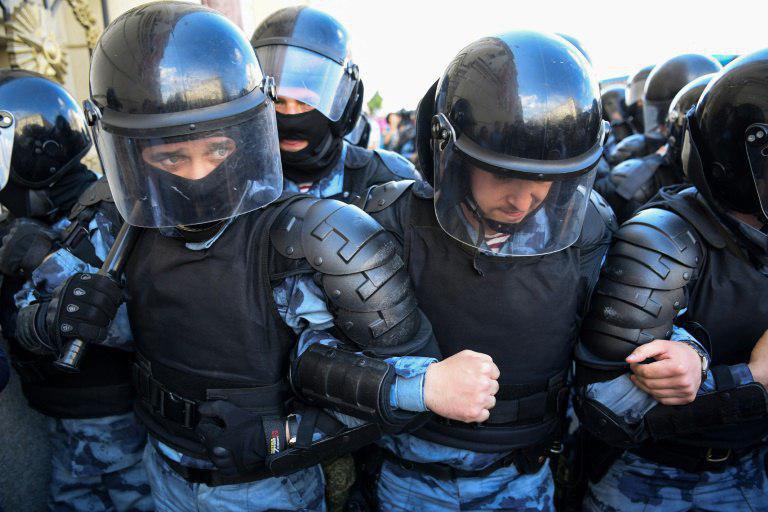 نیروهای پلیس مسکو هنگام سرکوب تجمع اعتراضی در این شهر (+عکس)