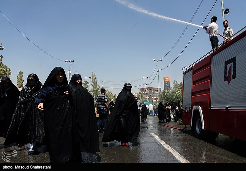 آب پاشی بر روی برادران و خواهران نمازگزار در تهران! (+عکس)