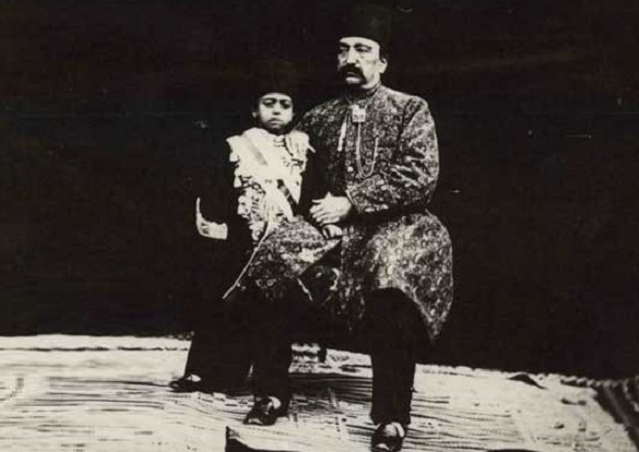 ملیجک دربار در کنار ناصرالدین شاه (+عکس)