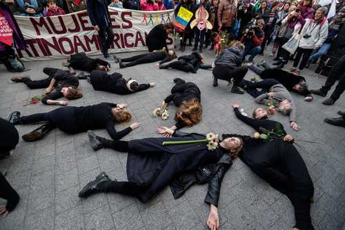 اعتراض عجیب زنان در گردهمایی منع خشونت علیه زنان در شهر بروکسل بلژیک(+عکس)