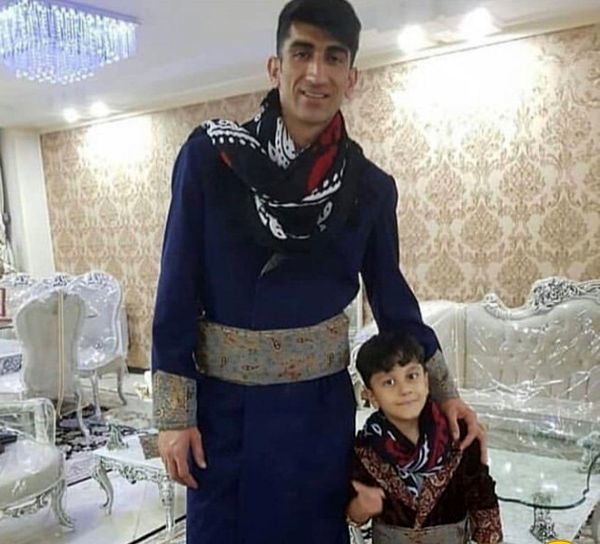 بیرانوند و پسرش با لباسهای محلی (+عکس)