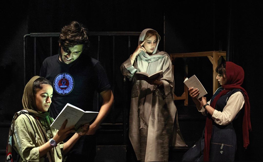 شبنم قلی خانی در حال آموزش نمایشنامه خوانی (+عکس)