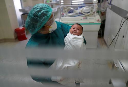 نوزاد یک ماهه تایلندی بعد از شکست کرونا (+عکس)