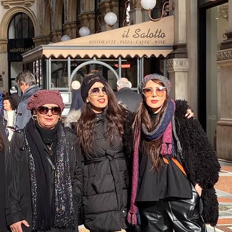 تیپ خاص لیلا بلوکات در کنار خواهر و مادرش در ایتالیا (+عکس)