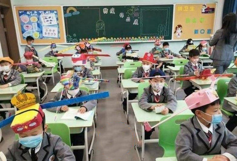 فاصله‌گذاری اجتماعی عجیب در مدارس چین! (+عکس)