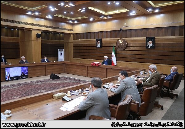 روحانی: قدرت تولید و انتقال فراورده‌های نفتی را داریم/ صادرکننده گازوییل و بنزین هستیم