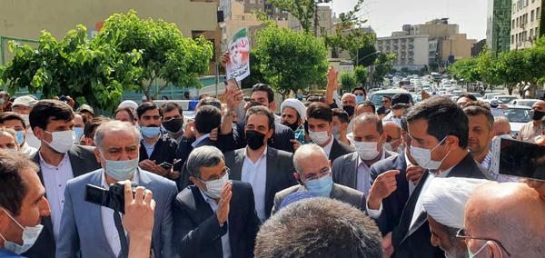 احمدی‌نژاد به ستاد انتخابات رفت