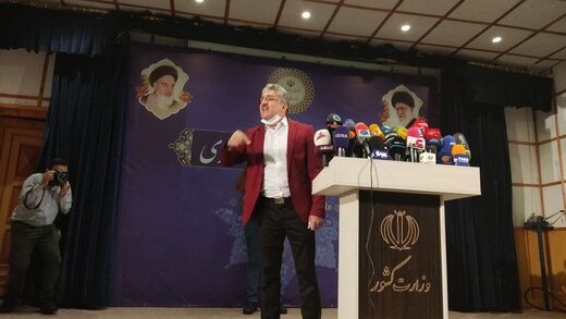احمدی نژاد جدید با کت قرمز کاندیدای ریاست جمهوری شد/ می خواهم وزیر شادی داشته باشم /از میرحسین و خاتمی استفاده می کنم
