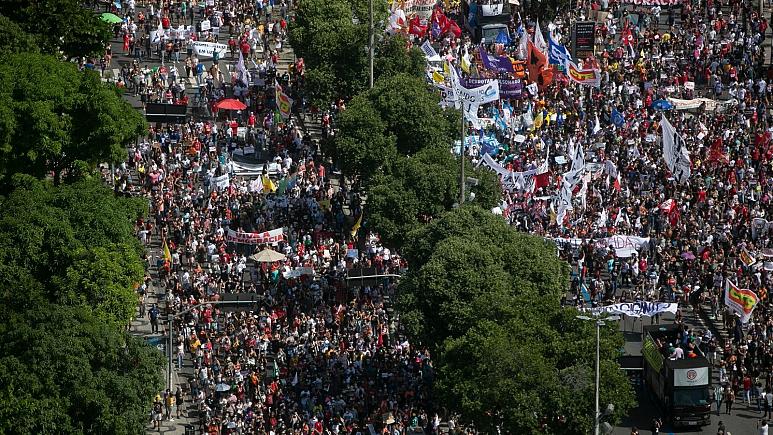 برزیل/ اعتراض ده‌ها هزار نفر به عملکرد رییس جمهور در قبال همه‌ گیری کرونا
