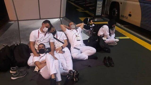 خوابیدن کاروان خسته المپیک ایران روی زمین فرودگاه توکیو (عکس)