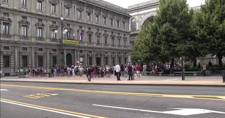 تظاهرات علیه مقررات کرونایی در میلان ایتالیا