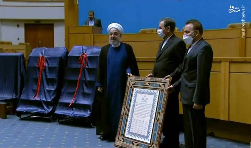 هدیه اعضای دولت به روحانی(عكس)
