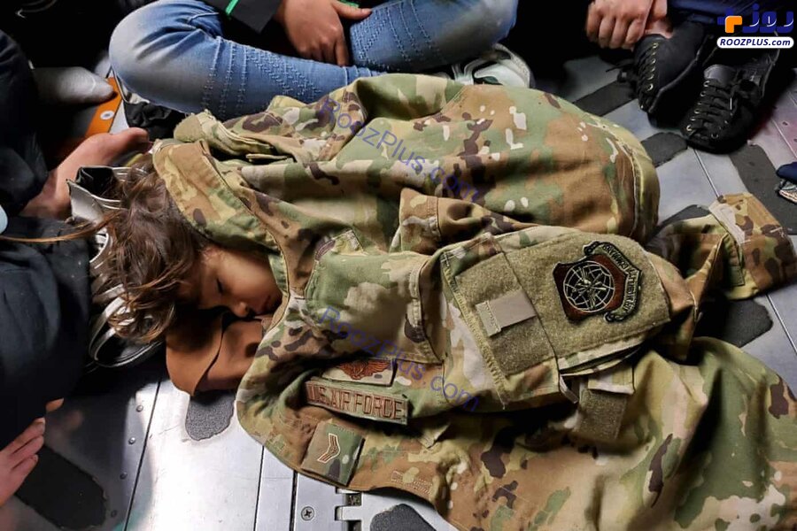 خوابِ کودک در هواپیمای نظامی(عكس)