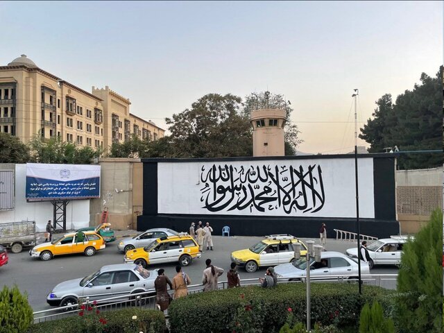پرچم طالبان بر روی دیوار سفارت آمریکا در کابل