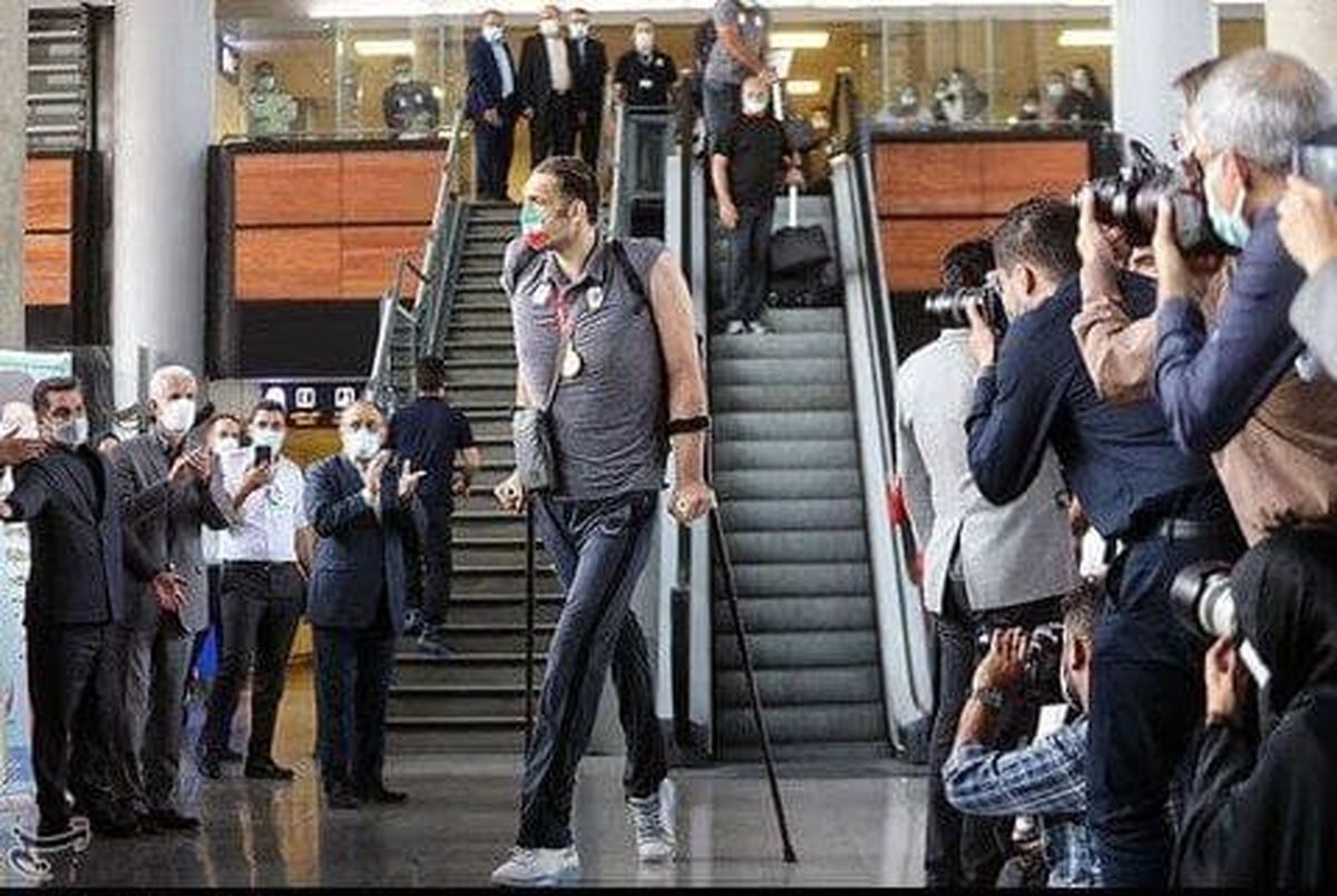 بلندقدترین ورزشکار پارالمپیکی جهان در فرودگاه امام خمینی(عكس)