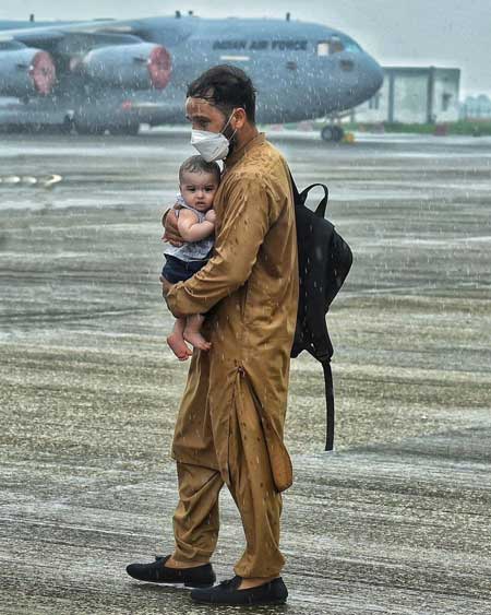 تصویرِ سرگردانی پدر و فرزند افغان در فرودگاه کابل