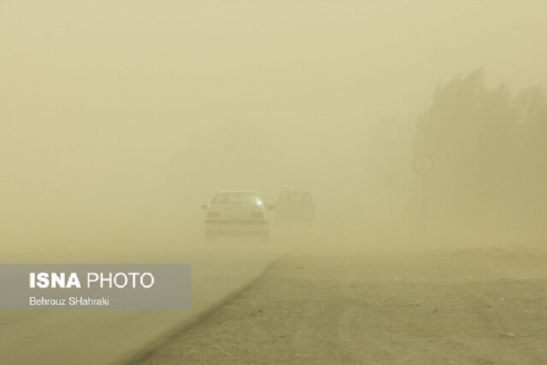 طوفان و گردوغبار ادارات منطقه سیستان را تعطیل کرد