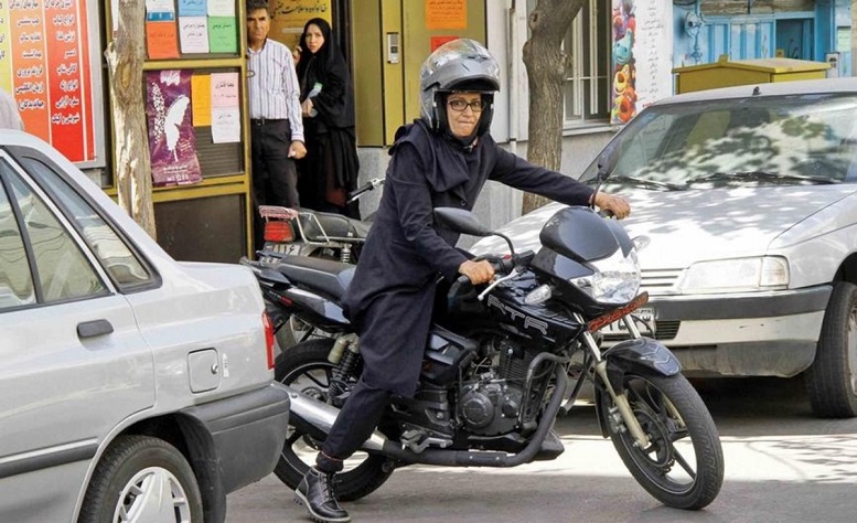 صدور گواهینامه موتورسواری برای زنان منع قانونی دارد