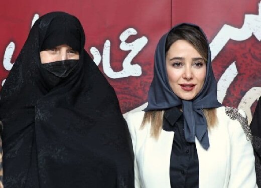 الناز حبیبی در کنار مادر علی انصاریان در اکران فیلم «رمانتیسم عماد و طوبا»