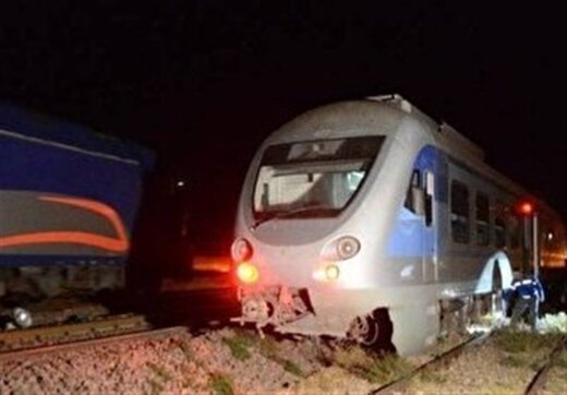 ۱۰ ساعت حبس مسافران در قطار قم ـ مشهد/ مسافرانی که بدون امکانات در قطار سرما یخ زده‌اند